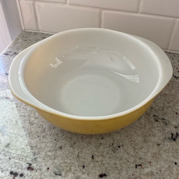Vintage Pyrex 2-qt mustard yellow casserole dish - Picture 2 of 7
